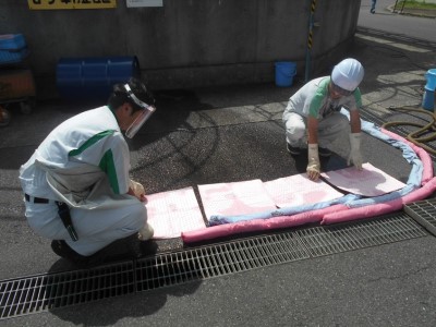 緊急事態対応テスト（廃液入りドラム缶転倒に伴う漏洩対応訓練）
