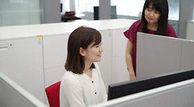 職場で先輩のアドバイスを聞くナオさん