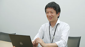 インタビューに答えるフミタケさん