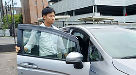 お客さまの工場へ向かうケイスケさん