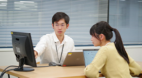 基幹システムの開発業務を担当するミキさん