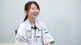 インタビューに答えるミサトさん