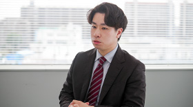 インタビューに答えるシュウスケさん
