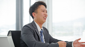 インタビューに答えるトシキさん