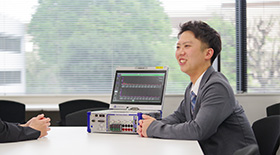 新事業分野の営業を担当するトシキさん