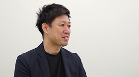 インタビューに答えるフミタケさん