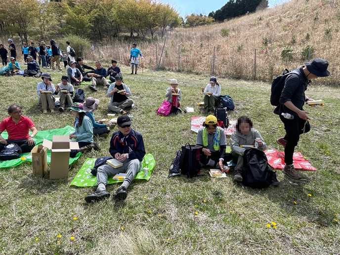植樹の後のお弁当は格別な味がします！ 