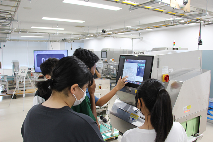 検査機を使い食品検査の仕組みを体験する受講者