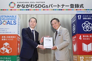 神奈川県知事 黒岩祐治様(右)とアンリツ常務理事 髙木章雄