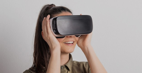 Products, such as VR/AR/MR Goggles, using Large Data Traffic in Real Time
