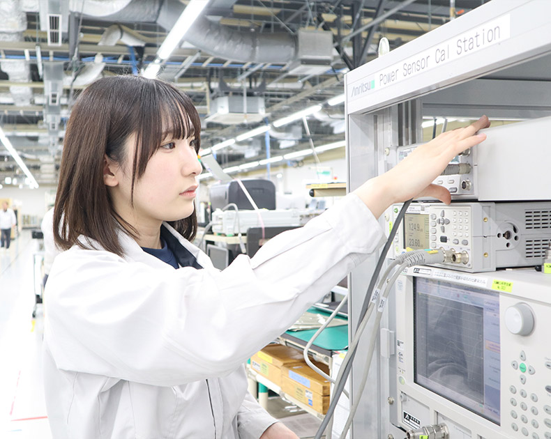 入社1年目 サービス 仕事中の様子
